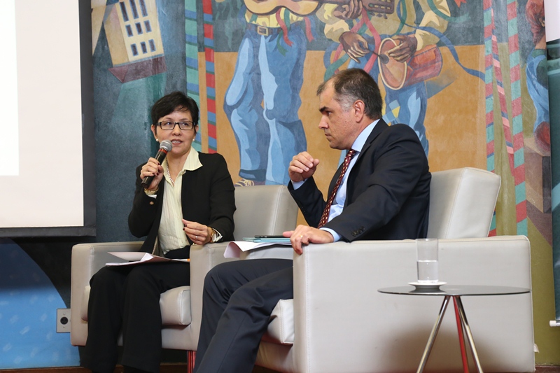 A analista de controle externo do TCEMG, Aiko Ikemura com o secretário de infraestrutura de fiscalização de rodovias do Tribunal de Contas da União (TCU), Luiz Fernando Ururahy - à dir. (Foto: Karina Coutinho)